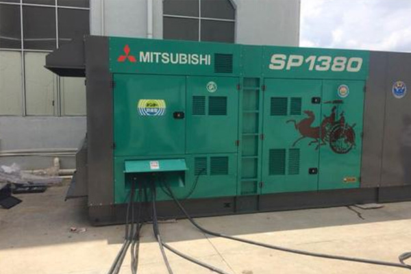 新华为什么有些柴油发电机组的输出电压可以调节？