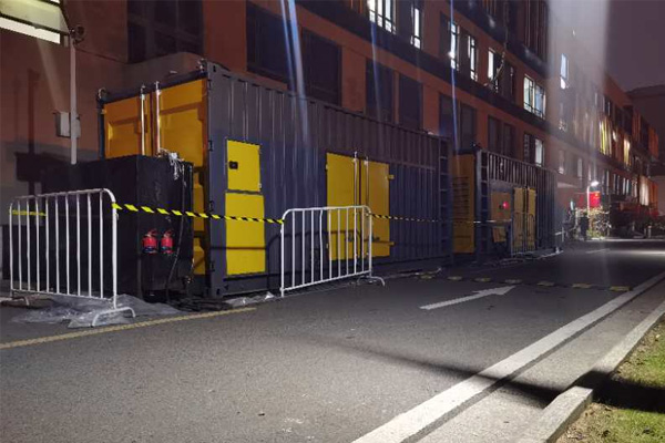 新华柴油发电机组的输出电压是如何调节的？